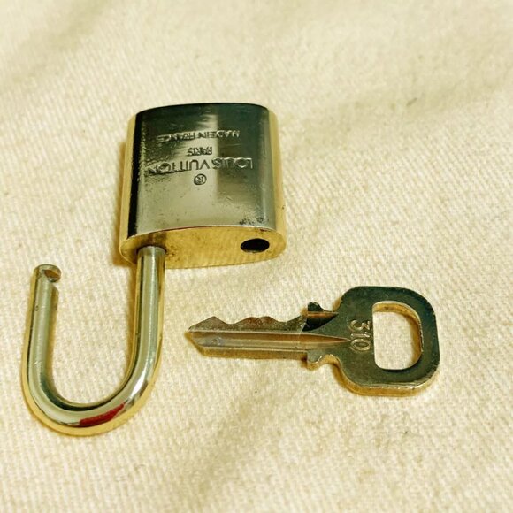 LOUIS VUITTON LV 10 SET PADLOCK KEY CHARM CADENA GOLD-PLATED FRANCE - Picture 4 of 4